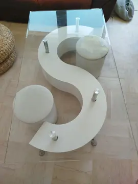 table basse et ses 2 tabouret