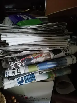 Stock de journaux et pits vissés