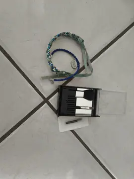 Bracelets et pinceaux