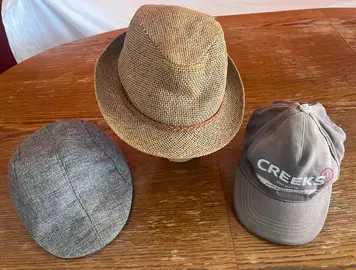 mot de 3 chapeau et casquettes
