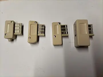 Divers conjoncteurs téléphonique et internet