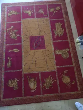 Tapis rouge et or.