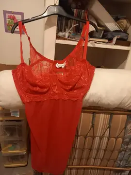 nuisette rouge dentelle neuve taille 105 E