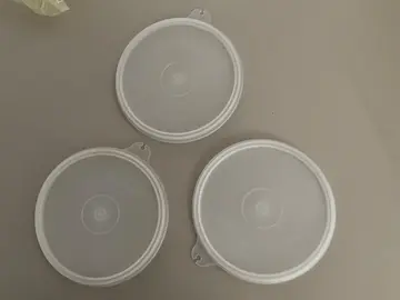 Trois couvercles de Tupperware