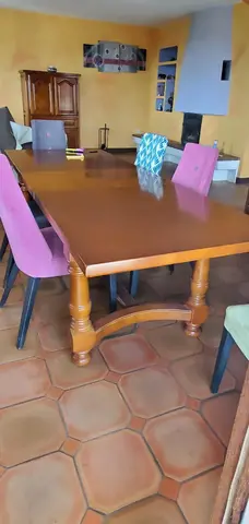 Urgent, donne table en merisier et vaisselier assorti