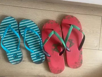 Tongs taille 38 et 43