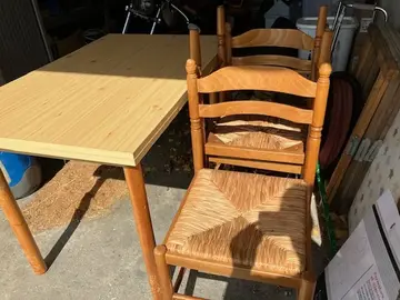 table de cuisine 110cmx70cm avec 2 rallonges (30cm) et 3 chaises