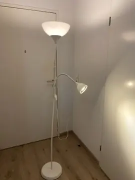 donne lampadaire blanc ikea