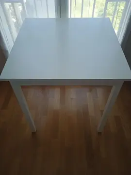 Table carrée en bois