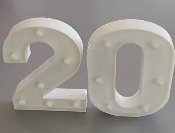 Chiffres 2 et 0 blancs lumineux en plastique