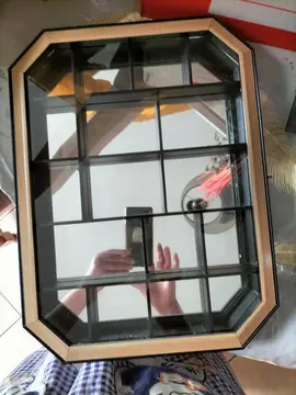 petite vitrine avec miroir pour signatures à suspendre
