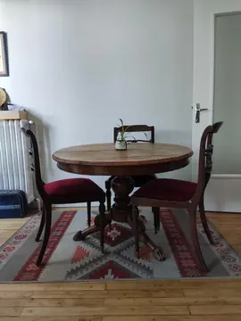Table en bois ronde + 3 chaises