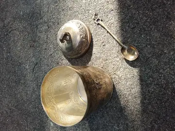 petite boîte et sa cuillère