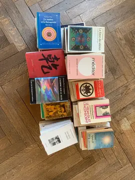 lot de livres sur le yoga/spiritualité