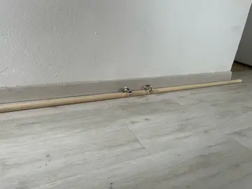 tringle en bois et 2 supports