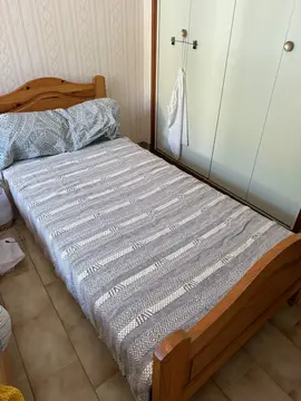 À Leucate Plage 2 lits une personne identiques et complets ( cadre, sommier à lattes et matelas)