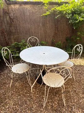 Table et chaises de jardin