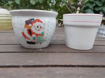 2 petits pots hauteur 7 cm
