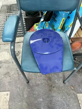 chaise percée