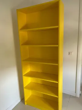Bibliothèque jaune, 2 fauteuils rouges, 1 armoire penderie avec miroir, 1 commode