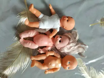 trio de petites poupées