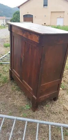 buffet abandonné sur l'espace cathare de l'ancienne gare
