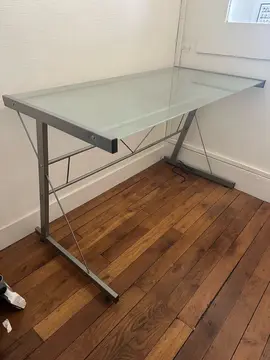 bureau métallique avec plaque en verre