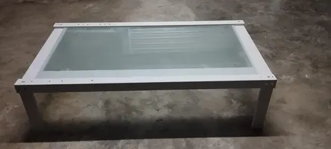 table basse / dessus en verre dépoli