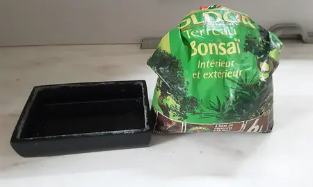 Pot à bonsaï et mi paquet de terreau