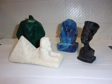 Donne figurines sur Sainte Sève
