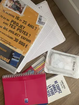 Feuilles cadrillée A4 + papeterie
