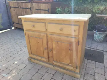 Meuble de taille moyenne