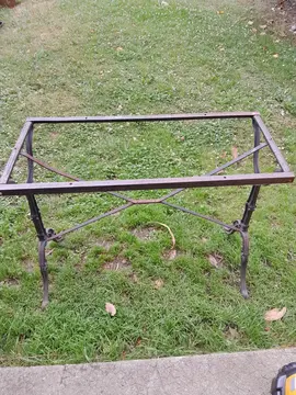 table fer forgé long 0.83. larg 0.36 haut 0.68.plateau marbre a recoller 1 m.long 0.60 larg