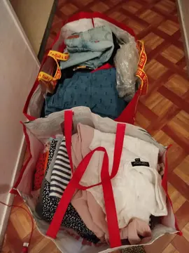 donne vêtements pour personnes dans le besoin