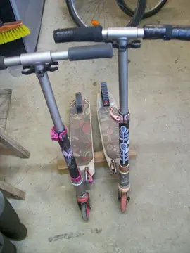 2 trottinettes pour enfant.