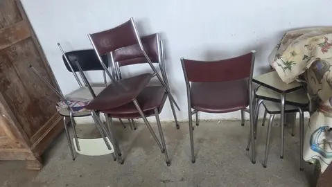 6 chaises et 3 tabourets