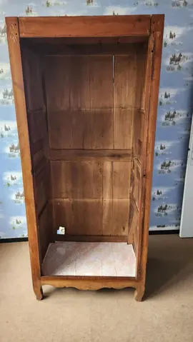Bonnetière sans porte ni étagère