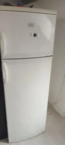 un canapé Ikea convertible bonne état, un réfrigérateur en marche, une armoire de rangement en plast
