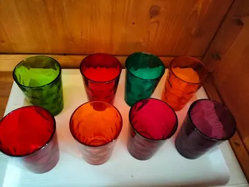 8 verres de couleur