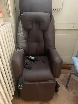 siège électrique médical où on peut monter ou déssendre l’appui pied ( à n’étoiyer)