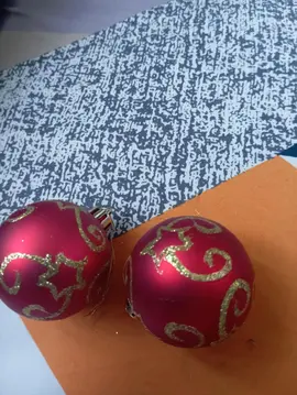 Réservé........2 boules de Noël rouge et doré