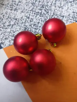 Réservé........4 boules de Noël Rouge