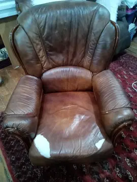 Deux fauteuils en cuir