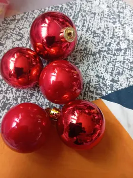 Réservé...........5 boules rouges