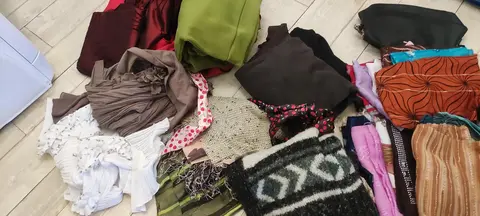 vêtements et plein de foulards