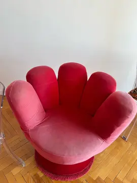 2 fauteuils en velours rouge en forme de main