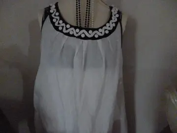 robe noire et blanche