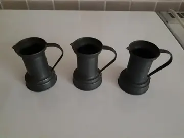 3 petits récipients