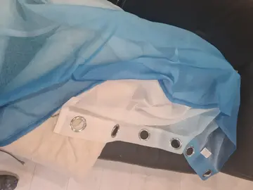 Rideau bleu et blanc