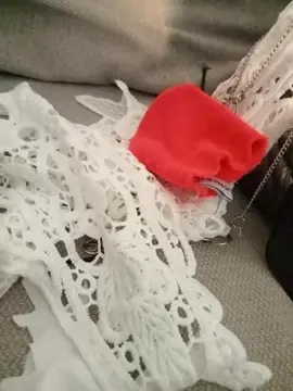 chute de tissu et bijoux cassés